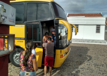 Mulher dá à luz dentro de ônibus no litoral do Piauí